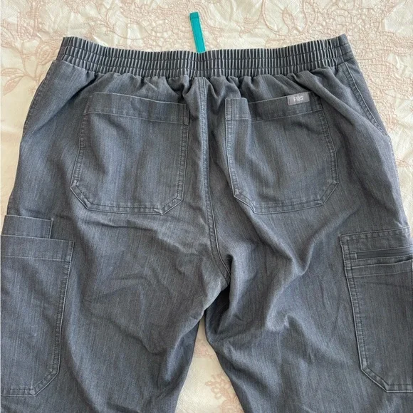 Figs Women’s Gray Scrub Set - Picture 6 of 6